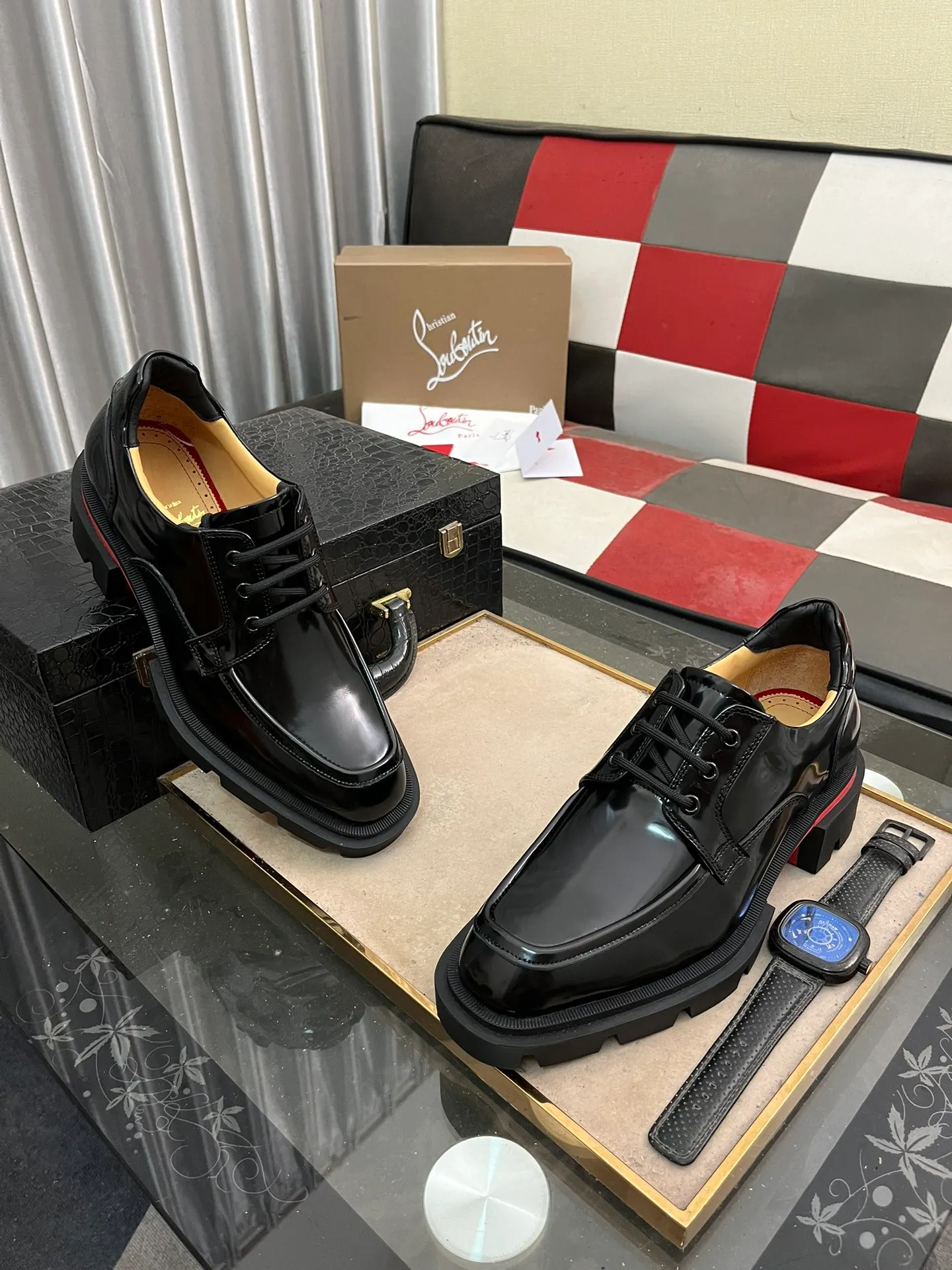 Men's shoes 💰820⌚️⌚️CL New formal leather shoes Christia* Loubouti* red-soled shoes GREGGO men's Oxford shoes Made of imported cowhide/glossy patent leather/stitched contrasting high silk suede. Three-section toe design. Iconic red outsole, the ultimate personalized shoe. Original color cowhide lining. Original Italian leather outsole; fine workmanship brings you a luxurious experience. With its neat silhouette and straightforwardness, GREGGO men's Oxford shoes are Oxford shoes born for city roaming. The elegant lines and classic silhouette exude eternal charm. The black patent leather material is exquisite and eye-catching, adding a sense of luxury to the overall look. The slender toe design is full of elegance, and matched with closed shoelaces of the same color, the sophistication is invisible. The slim sole design provides the shoes with a light foot feel, elegant steps, and a refined and elegant look. Shows outstanding texture.  Standard leather shoe size: 38-44